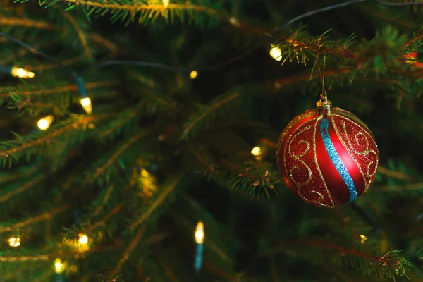 Detailní Záběr Lesklé Dekorace Vánoční Stromeček — Stock fotografie