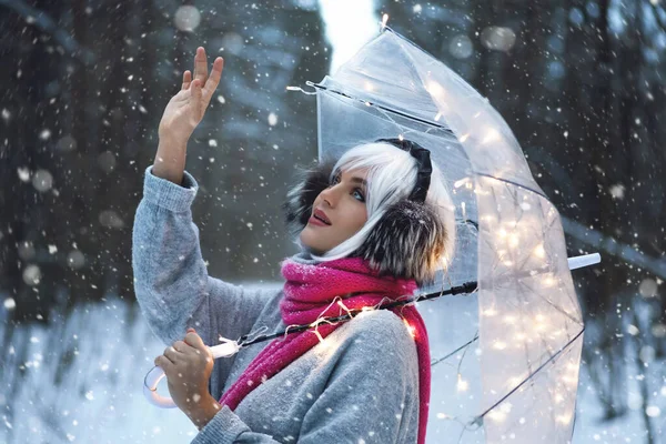 Schöne Junge Frau Spaziert Unter Transparentem Regenschirm Einem Verschneiten Wintertag — Stockfoto
