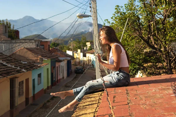 Giovane Donna Spensierata Seduta Sul Tetto Della Vecchia Casa — Foto Stock