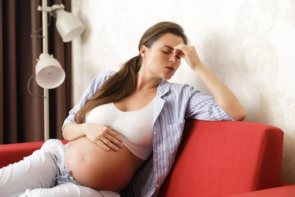 Молодая Беременная Женщина Лежит Дома Диване Болезненной Головной Болью — стоковое фото
