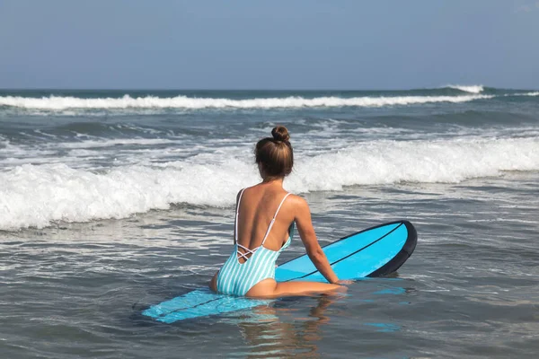 Mujer Joven Surfista Está Sentado Tabla Larga Tratando Coger Ola — Foto de Stock