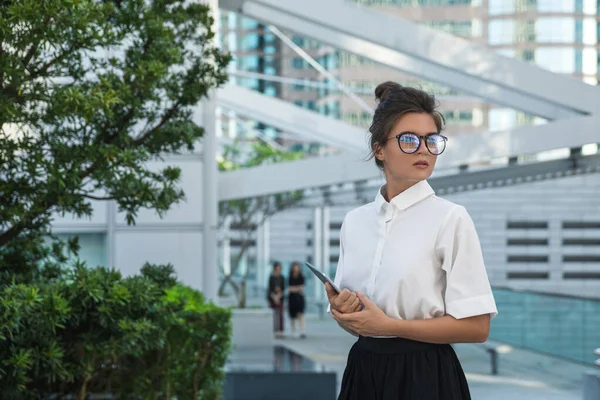 Gündelik Kıyafetler Giyen Genç Bir Kadın Modern Şehrin Sokaklarında Tablet — Stok fotoğraf