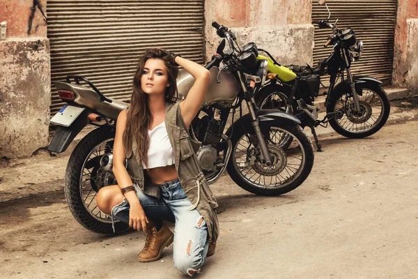 Vrouw Poseert Havana Straten Naast Oude Motorfietsen — Stockfoto