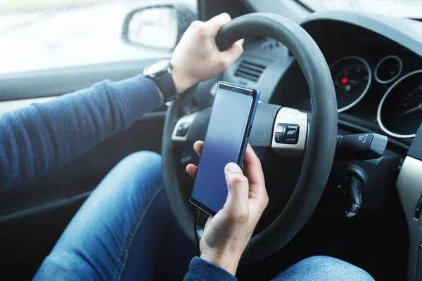 Facet Samochodzie Używa Smartfona Koncepcje Jazdy Konnej Bezpieczeństwa Jazdy Lub — Zdjęcie stockowe