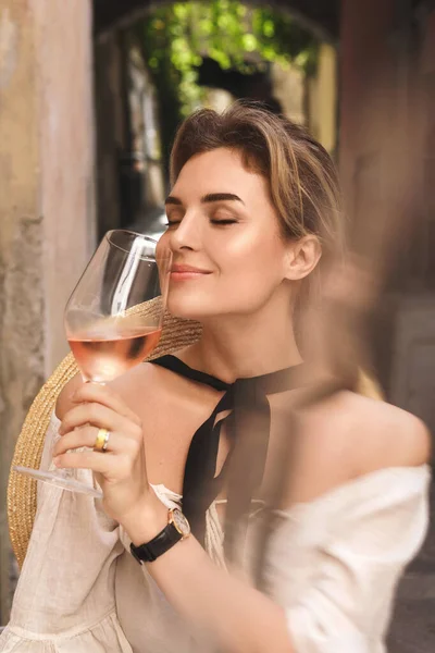 Mulher Jovem Elegante Está Bebendo Vinho Rosa Bar Rua — Fotografia de Stock