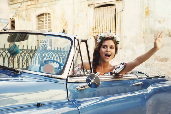 Mulher Bonita Dirigindo Carro Retro Conversível Cidade Havana — Fotografia de Stock