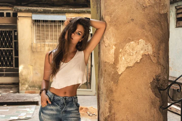 Mujer Sexy Jeans Rasgados Las Calles Habana — Foto de Stock