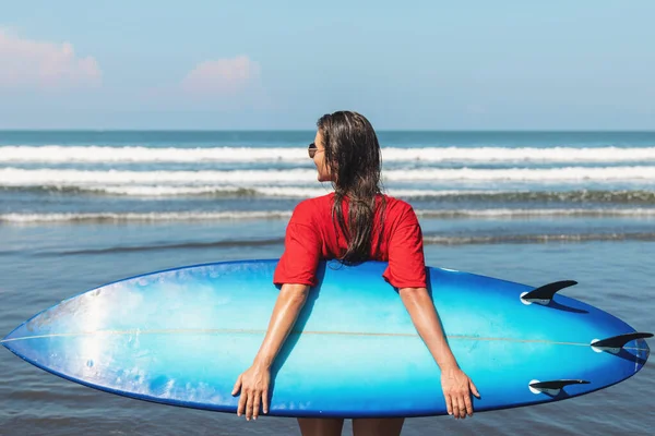 Mulher Sexy Surfista Vestindo Molhado Vermelho Shirt Óculos Sol Com — Fotografia de Stock