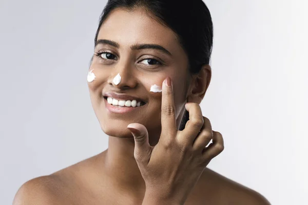 Όμορφη Και Ευτυχισμένη Ινδή Γυναίκα Εφαρμογή Ενυδατική Κρέμα Στο Πρόσωπό — Φωτογραφία Αρχείου
