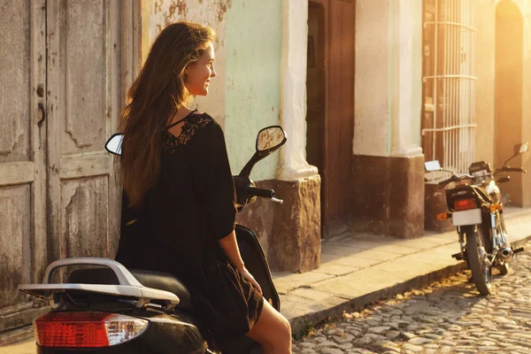 Молодая Женщина Путешествует Скутере Улицам Старого Города — стоковое фото