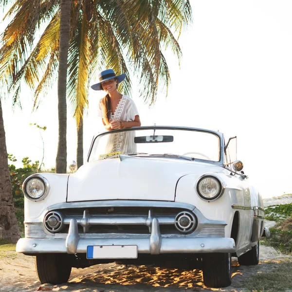 Szczęśliwa Młoda Kobieta Retro Kabriolet Samochód Obok Plaży Varadero City — Zdjęcie stockowe