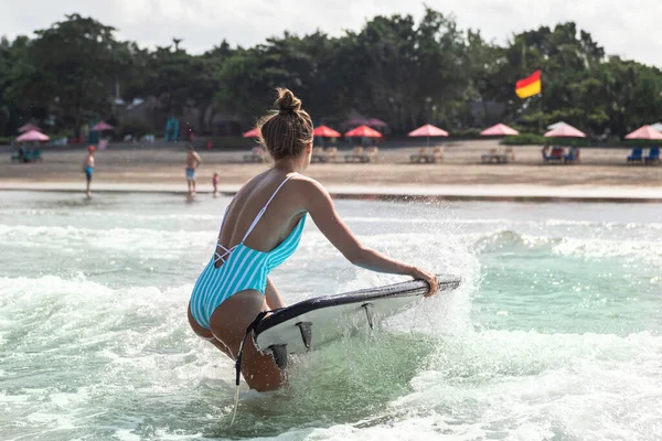 Mulher Cansada Surfista Está Saindo Oceano Para Costa Depois Seu — Fotografia de Stock