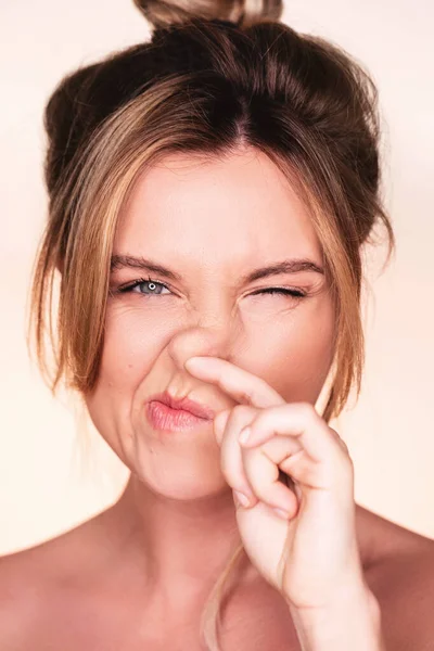 Retrato Una Mujer Divertida Con Dedo Meñique Nariz — Foto de Stock