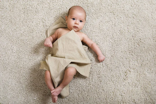 Niedliches Kleines Baby Mit Einem Stück Leinenstoff Bedeckt Liegt Auf — Stockfoto