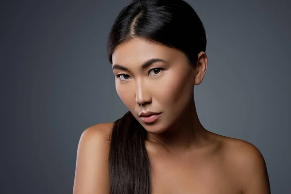 Retrato Joven Hermosa Mujer Asiática Modelo Sobre Fondo Gris — Foto de Stock