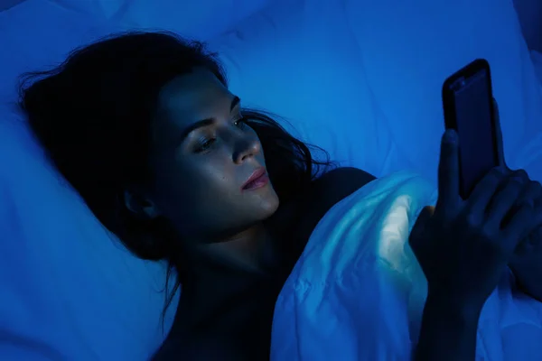 Mulher Jovem Bonita Está Usando Smartphone Noite Cama — Fotografia de Stock