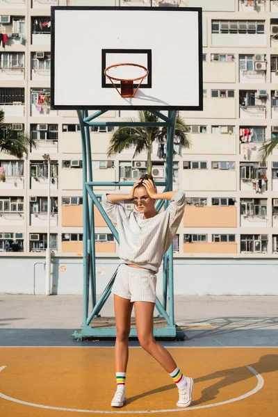Giovane Donna Alla Moda Posa Sul Choi Hung Estate Basketball — Foto Stock