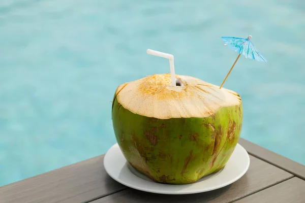 수영장 위에서 코코넛 — 스톡 사진