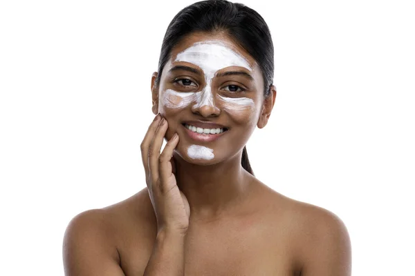 年轻的印度女人戴着洁白的面具涂在脸上 因白人背景而被隔离 — 图库照片