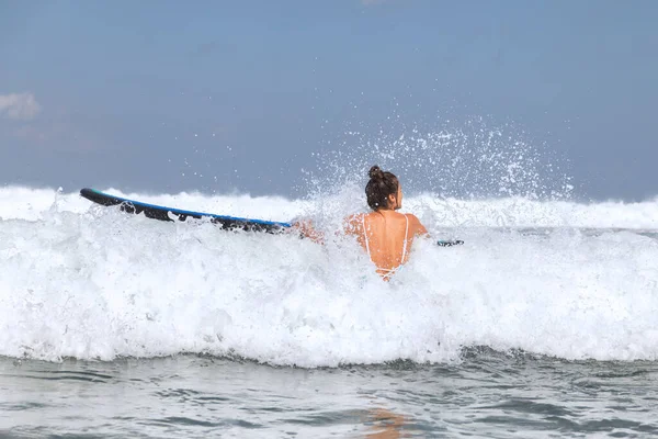 Mulher Cansada Surfista Está Tentando Entrar Linha Através Ondas Durante — Fotografia de Stock