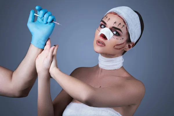 Imagen Conceptual Las Víctimas Cirugía Plástica Mujer Envuelta Con Vendajes —  Fotos de Stock