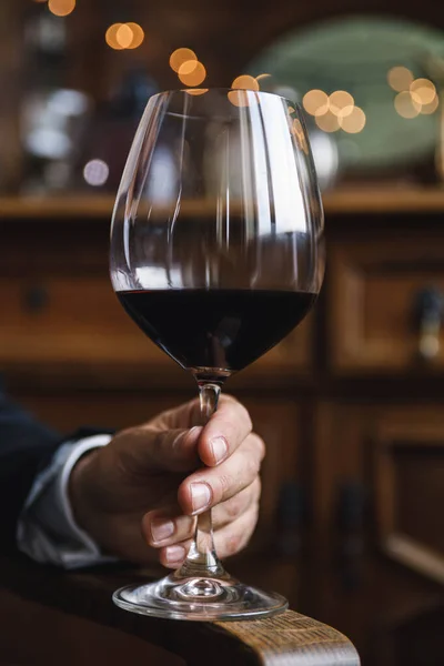 Κλείσιμο Αντρικού Χεριού Ένα Ποτήρι Κόκκινο Κρασί — Φωτογραφία Αρχείου