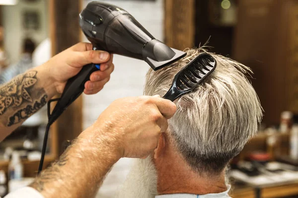 Friseur Macht Stylische Frisur Für Einen Schönen Alten Mann Friseursalon — Stockfoto