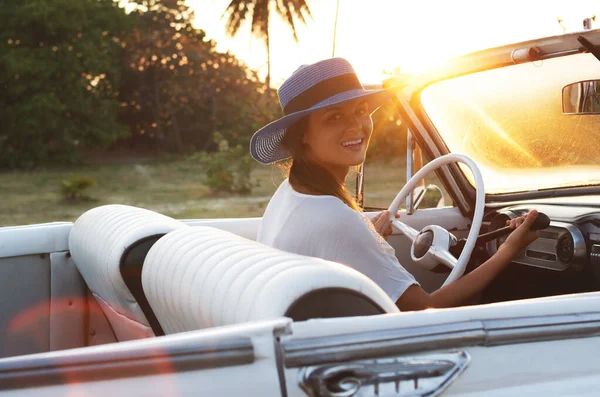 Boldog Fiatal Retro Kabrió Autó Mellett Strand Varadero Város — Stock Fotó