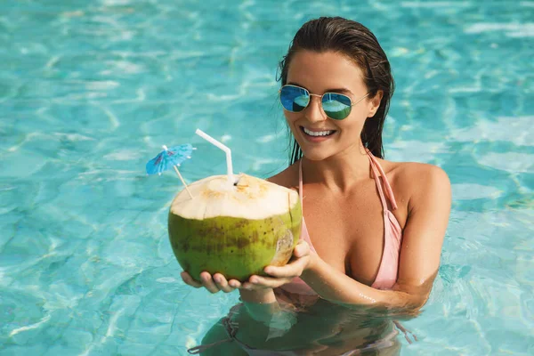 Happy Woman Relaxing Swimming Pool Drinking Coconut Water — Stock Photo, Image