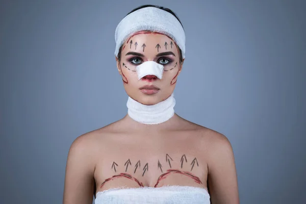 Fogalmi Kép Plasztikai Sebészek Áldozatairól Bekötözött Sebhelyes Nőt Egy Másik — Stock Fotó