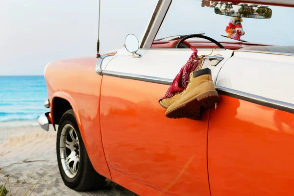 Retro Samochód Wiązanymi Butami Bandana Klamki Drzwi Plaży — Zdjęcie stockowe