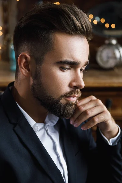 Retrato Hombre Barbudo Guapo Con Traje Clásico Negro — Foto de Stock