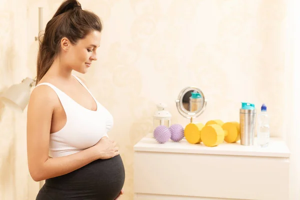Молодая Беременная Женщина Время Тренировки Дома — стоковое фото