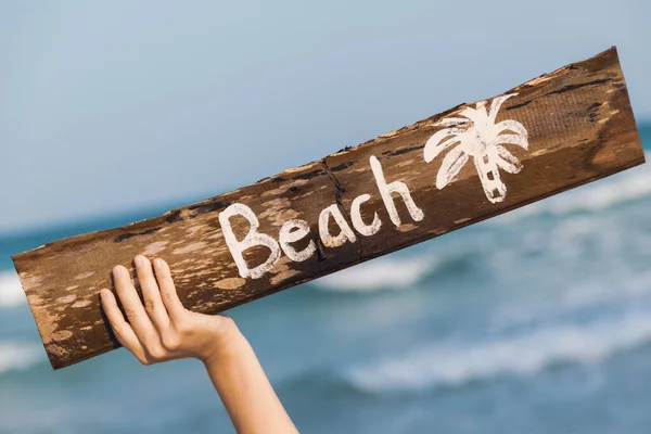 Жіноча Рука Тримає Старий Дерев Яний Знак Написом Пляж — стокове фото