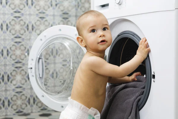 Cute Baby Boy Obok Pralki Łazience — Zdjęcie stockowe