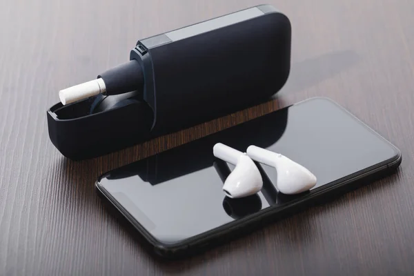 Різні Сучасні Електронні Пристрої Тютюнова Система Опалення Бездротові Навушники Смартфон — стокове фото