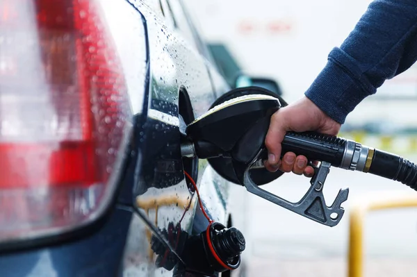 Close Homem Está Enchendo Tanque Seu Carro Posto Gasolina — Fotografia de Stock