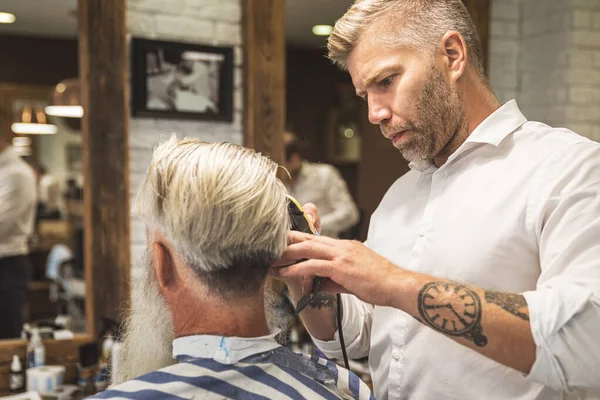 Friseur Macht Stylische Frisur Für Einen Schönen Alten Mann Friseursalon — Stockfoto