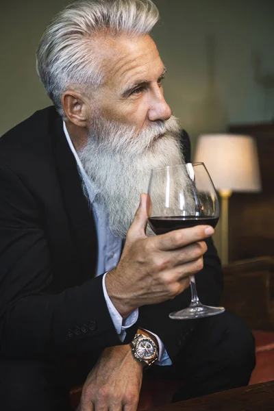 Homem Sênior Barbudo Elegante Bonito Bebendo Vinho Tinto — Fotografia de Stock