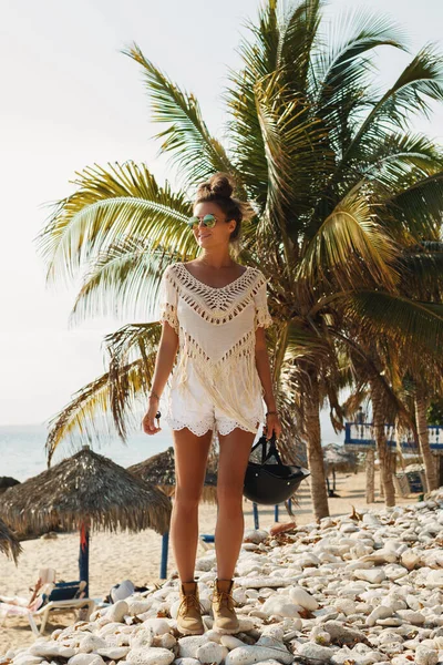Молодая Женщина Путешественница Пляже Камнями Пальмами — стоковое фото