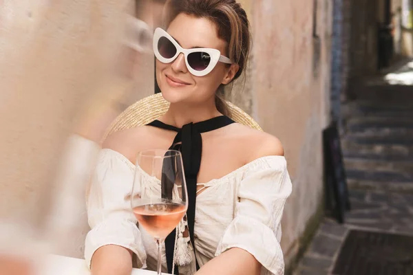Giovane Elegante Donna Sta Bevendo Vino Rosato Nel Bar Strada — Foto Stock