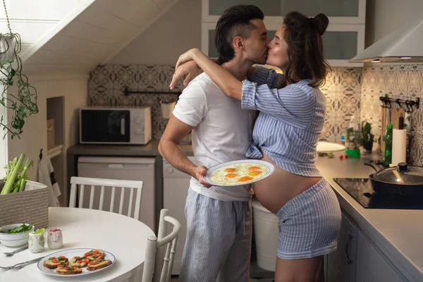 Pareja Joven Feliz Esperando Bebé Marido Esposa Embarazada Cocina Durante — Foto de Stock