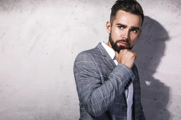 Hombre Barbudo Guapo Con Traje Gris Posando Contra Pared Hormigón — Foto de Stock