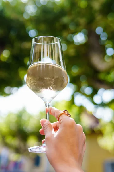 Mano Femenina Con Una Copa Vino Blanco — Foto de Stock