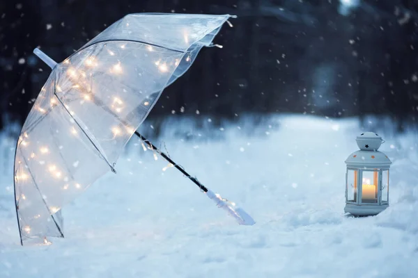 Transparent Paraply Och Lykta Med Ett Ljus Den Snöiga Marken — Stockfoto