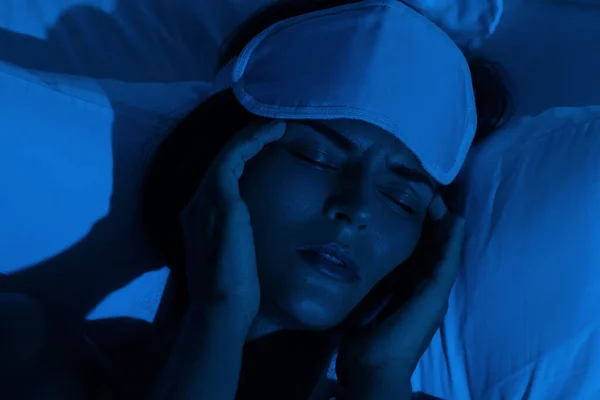 Młoda Kobieta Bólem Głowy Bezsennością Ciemnej Sypialni — Zdjęcie stockowe