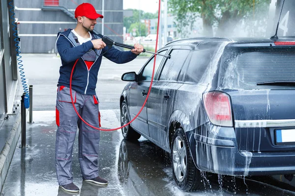 Trabajador Lavado Coches Profesional Está Lavando Coche Del Cliente —  Fotos de Stock