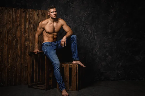 Portret Van Knappe Gespierde Sexy Man Jeans Poseert Tegen Houten — Stockfoto