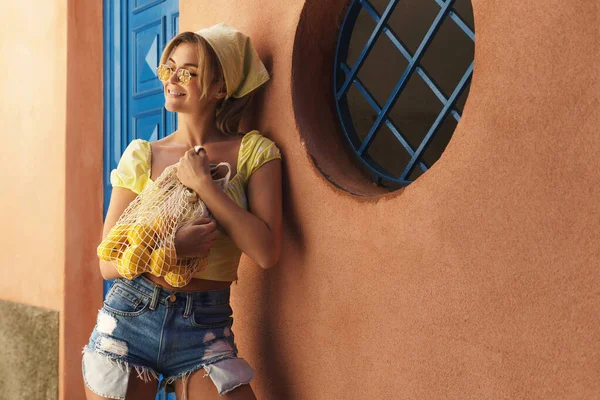 Портрет Молодой Красивой Женщины Держащей Сумку Свежими Лимонами — стоковое фото