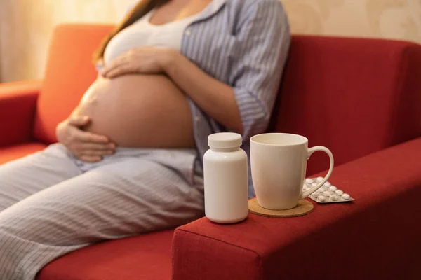 Těhotná Žena Sedí Pohovce Různými Prášky — Stock fotografie